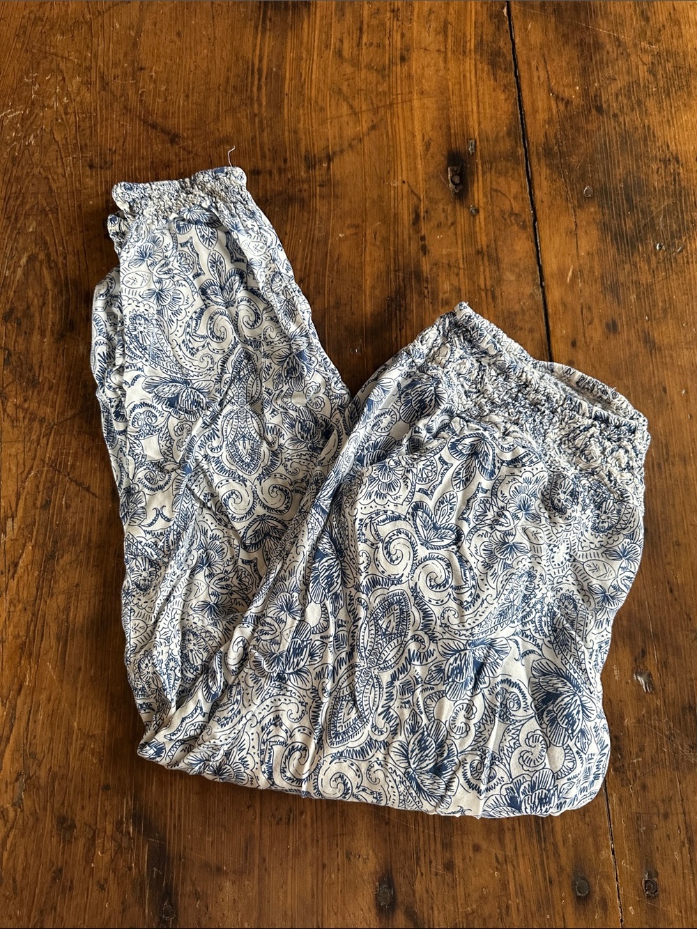 one 5 one Blue and White Paisley Capris